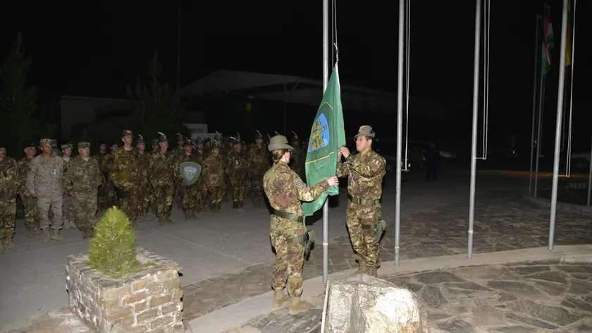 La bandiera della Brigata Julia sale sul pennone a Herat