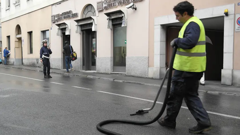 Un addetto ripulisce la carreggiata