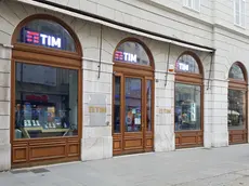 Il negozio della Tim in piazza della Borsa (lasorte)