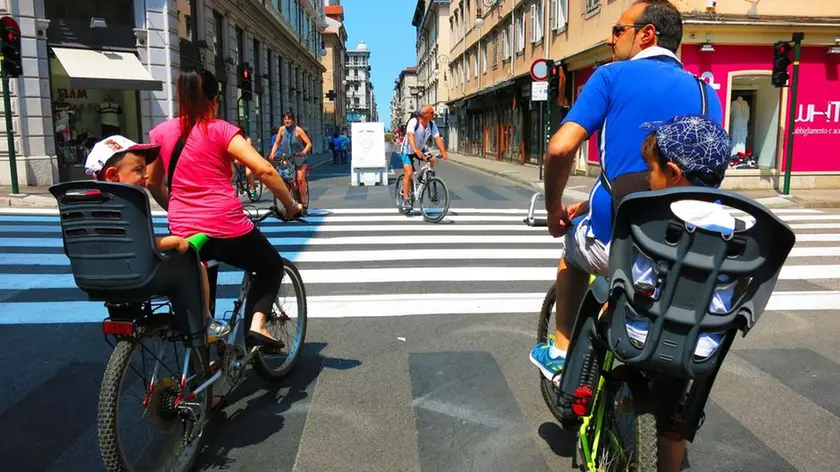 In bicicletta lungo via Mazzini nel tratto pedonale