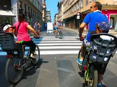 In bicicletta lungo via Mazzini nel tratto pedonale