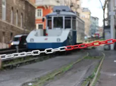 Una delle vetture del tram ferma in piazza Casali, alla base di via Commerciale. Foto di Andrea Lasorte.