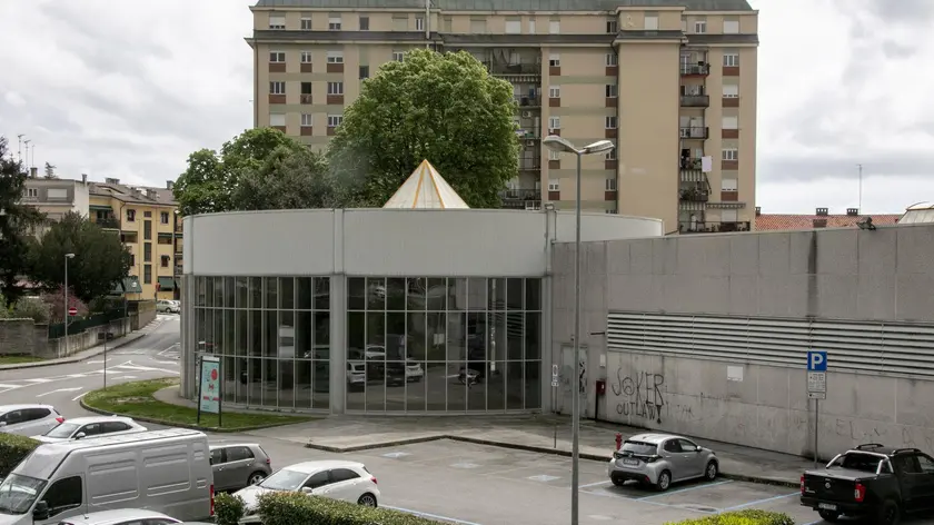 Uno spazio dalle discrete potenzialità caduto in disuso, per anni vuoto e inutilizzato, con l’eccezione di una saltuaria destinazione a deposito di bici e magazzino di bare: così appariva l’ex mercato coperto. Foto Katia Bonaventura