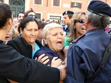 20061025 - ROMA - POL - SFRATTI: DECADE DECRETO DOPO BOCCIATURA SENATO Una foto di archivio del 22 Settembre scorso di manifestanti romani mentre protestano davanti a pallazzo Chigi contro la legge sugli sfratti. L'approvazione della pregiudiziale di costituzionalita', presentata da Forza Italia al decreto legge sugli sfratti comporta l'immediata cancellazione del provvedimento.ETTORE FERRARI - ARCHIVIO ANSA - DEF