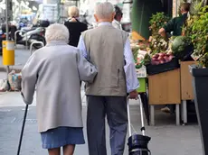 Due pensionati in una foto d'archivio