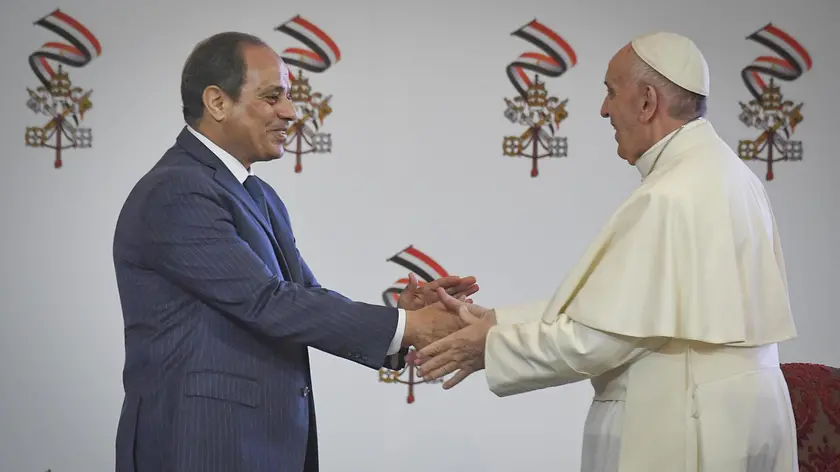 Egyptian President Abdel Fattah al-Sisi meets Pope Francis at the Presidential Palace in Cairo, Egypt, 28 April 2017. Pope Francis is on a two-day visit to Egypt and will meet with Egyptian President Abdel Fattah al-Sisi, head of the Coptic Orthodox Church Pope Tawadros II, and Grand Imam of al-Azhar Ahmed al-Tayeb. As well as holding a mass in the Air Defense Stadium north-east of Cairo. ANSA/CIRO FUSCO