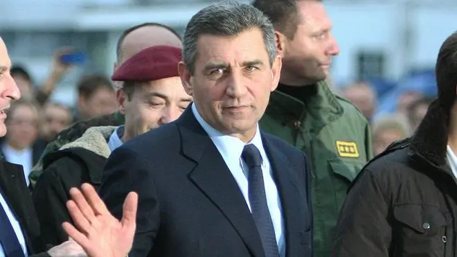 epa03473877 Croatian General Ante Gotovina (C) waves to onlookers as he disembarks from a plane at the airport in Zagreb, Croatia, 16 November 2012. The appeals chamber of the International Criminal Tribunal for the former Yugoslavia (ICTY) earlier on 16 November 2012 overturned guilty verdicts against Croatian generals Ante Gotovina and Mladen Markac. The generals, who had been sentenced by the ICTY to 24 and 18 years respectively on charges of war crimes and crimes against humanity, were to be released immediately. The verdict is important for Croatia, because the country rejects accusations that its military embarked on a campaign to ethnically cleanse Serbs from its territory during the Yugoslav conflict. EPA/ANTONIO BAT