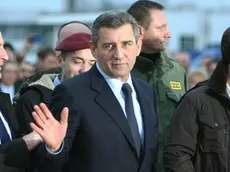 epa03473877 Croatian General Ante Gotovina (C) waves to onlookers as he disembarks from a plane at the airport in Zagreb, Croatia, 16 November 2012. The appeals chamber of the International Criminal Tribunal for the former Yugoslavia (ICTY) earlier on 16 November 2012 overturned guilty verdicts against Croatian generals Ante Gotovina and Mladen Markac. The generals, who had been sentenced by the ICTY to 24 and 18 years respectively on charges of war crimes and crimes against humanity, were to be released immediately. The verdict is important for Croatia, because the country rejects accusations that its military embarked on a campaign to ethnically cleanse Serbs from its territory during the Yugoslav conflict. EPA/ANTONIO BAT