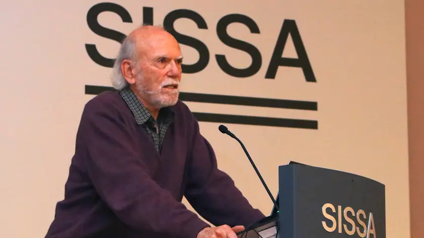 Il Premio Nobel statunitense Barry Barish, 84 anni compiuti ieri, mentre tiene l’attesa lezione alla Sissa