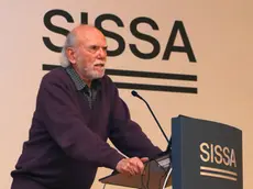 Il Premio Nobel statunitense Barry Barish, 84 anni compiuti ieri, mentre tiene l’attesa lezione alla Sissa