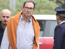 L'ex governatore del Veneto finito in carcere per la vicenda Mose, Giancarlo Galan, accolto dalla moglie Alessandra Persegato (s) all'uscita del carcere di Opera, 9 ottobre 2014. Galan ha ottenuto gli arresti domiciliari. ANSA/ DANIEL DAL ZENNARO