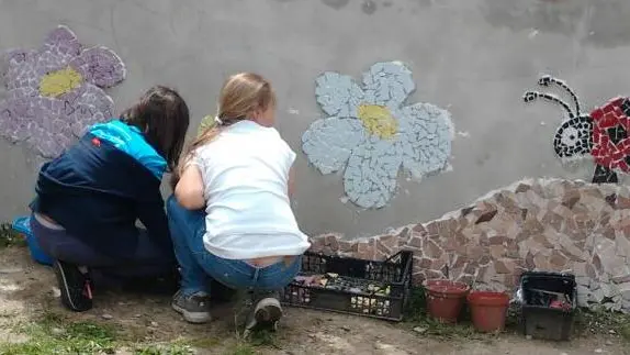 Due bambine coinvolte in un laboratorio decorativo promosso dalla scuola Kugy di Banne