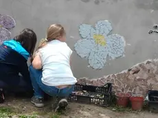 Due bambine coinvolte in un laboratorio decorativo promosso dalla scuola Kugy di Banne