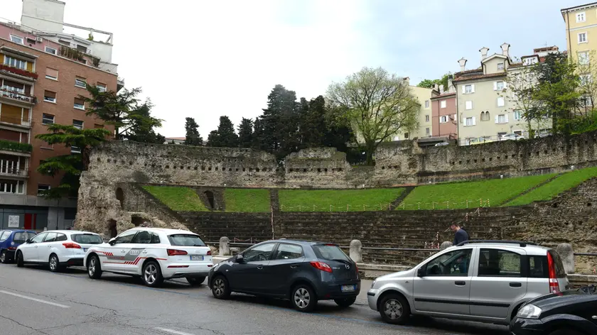 Auto parcheggiate in via del Teatro Romano in una foto d'archivio