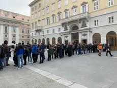 La coda all'esterno del teatro Verdi. (Foto Massimo Silvano)