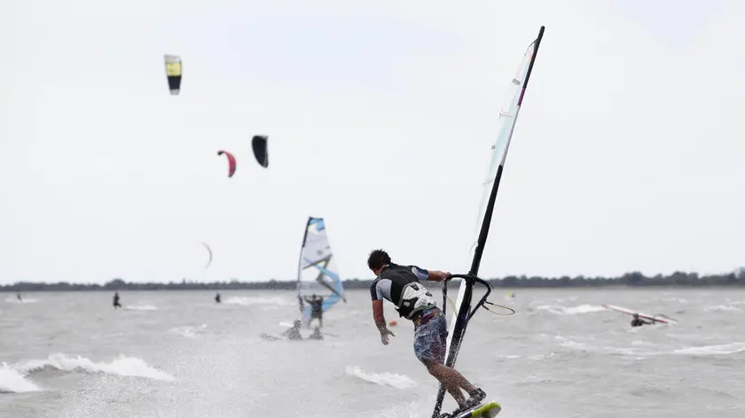 Un surfista in alto Adriatico