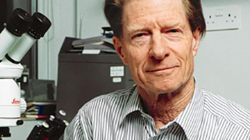 Un'immagine di John B. Gurdon. Il Premio Nobel per la Medicina 2012 è stato assegnato a John B. Gurdon e Shinya Yamanaka. John Gurdon e Shinya Yamanaka hanno vinto il Nobel per la Medicina per il contributo alla ricerca sulla riprogrammazione delle cellule staminali e per avere aperto in questo modo la strada alla medicina rigenerativa. Il britannico Gurdon, 78 anni, è stato un pioniere della ricerca sulle cellule staminali. Nel 1962 ha infatti scoperto che una cellule adulta può "perdere la sua identità" ed essere riprogrammata per specializzarsi in un tpo di cellula completamente diverso. Nato nel 1933 in Gran Bretagna, a Dippenhall, si è laureato a Oxford e, dopo un lungo periodo negli Stati Uniti, presso il California Institute of Technology, ha insegnato Biologia Cellulare nell'università di Cambridge. Attualmente dirige a Cambridge l'istituto che porta il suo nome. A 40 anni di distanza dalle ricerche di Gurdon, nel 2006 il giapponese Yamanaka, 50 anni, ha messo a punto una tecnica che permette di riprogrammare le cellule adulte e già differenziate. Nato ad Osaka nel 1962, Yamanaka si è laureato nell'università di Kobe e quindi ha trascorso un lungo periodo negli Stati Uniti, nell'Istituto Gladstone di San Francisco. Attualmente insegna nell'università di Kyoto. ANSA/ CAMBRIDGE UNIVERSITY +++ HO - NO SALES - EDITORIAL USE ONLY +++