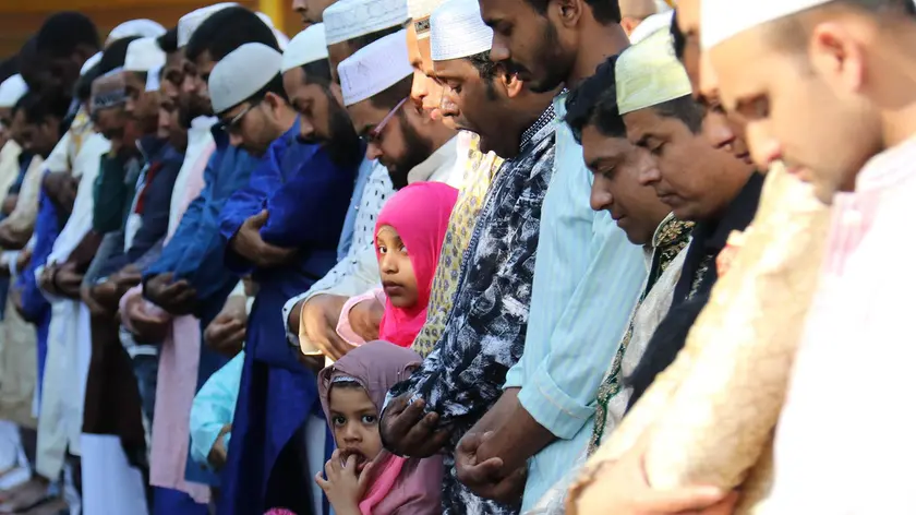 La preghiera durante la festa di fine Ramadan a Monfalcone Foto Katia Bonaventura