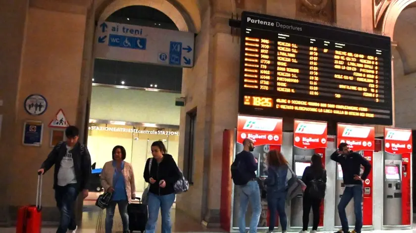 Passeggeri nella stazione di Trieste alle prese con i ritardi Foto Francesco Bruni