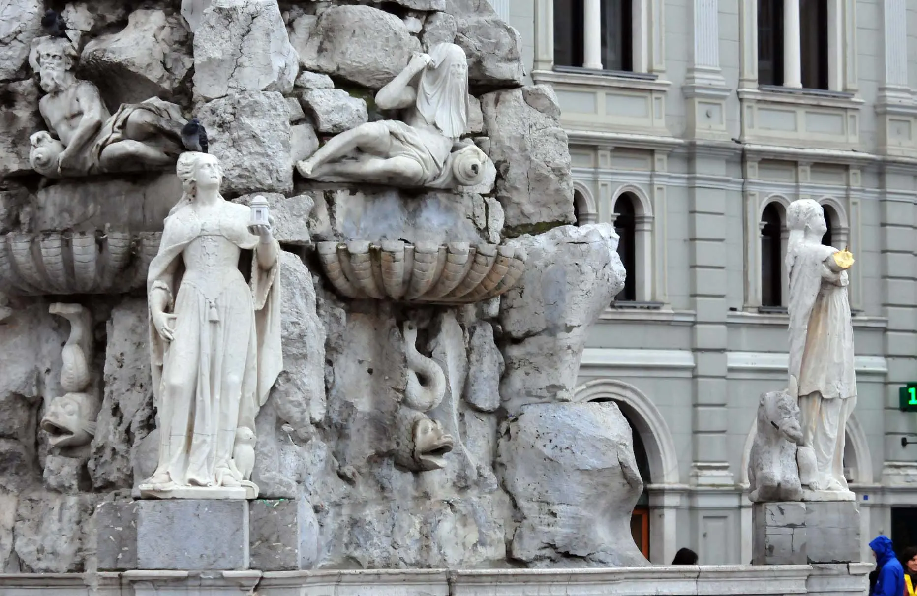 La fontana dei 4 Continenti, in piazza Unità, a secco da anni (foto Bruni)