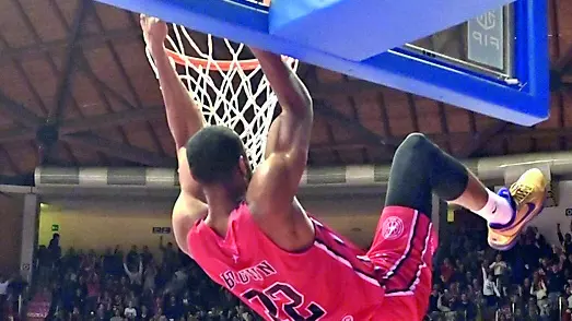 Schiacciata di Markel Brown contro Trapani Foto Bruni