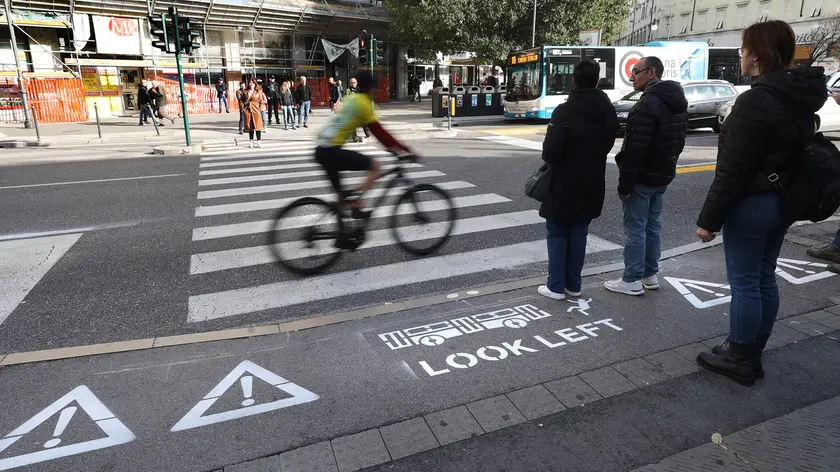 La nuova segnaletica orizzontale con la scritta “Look left”, in una foto scattata in largo Barriera. Andrea Lasorte