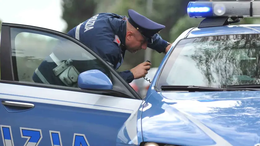 Una agente della Polizia di Stato