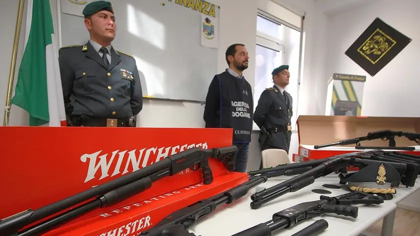 Lasorte Trieste 26/11/15 - Guardia di Finanza, GdF, Sequestro Armi su TIR in Porto