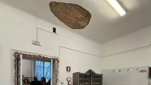 La classe in cui è avvenuto l’incidente con il soffitto crollato Fotoservizio di Andrea Lasorte