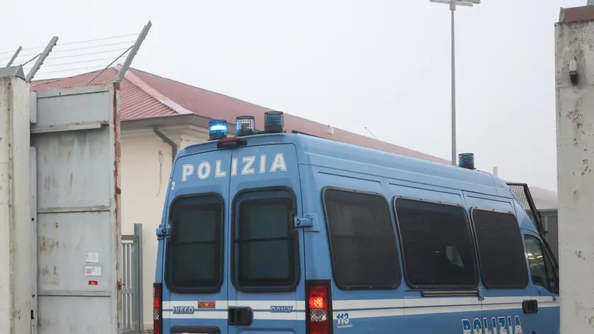 L’entrata di un pulmino della Polizia di Stato al Cpr di Gradisca d’Isonzo