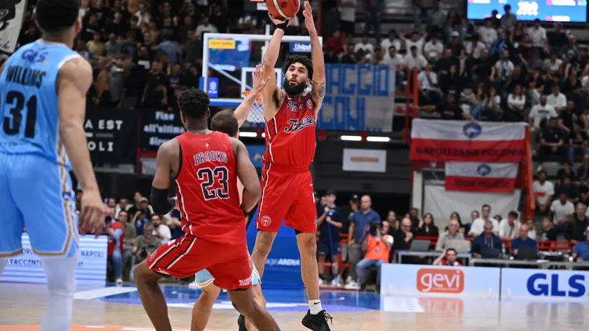 Denzel Valentine al tiro da tre, specialità che fatto ammattire Napoli Fotoservizio Ciamillo/Lasorte