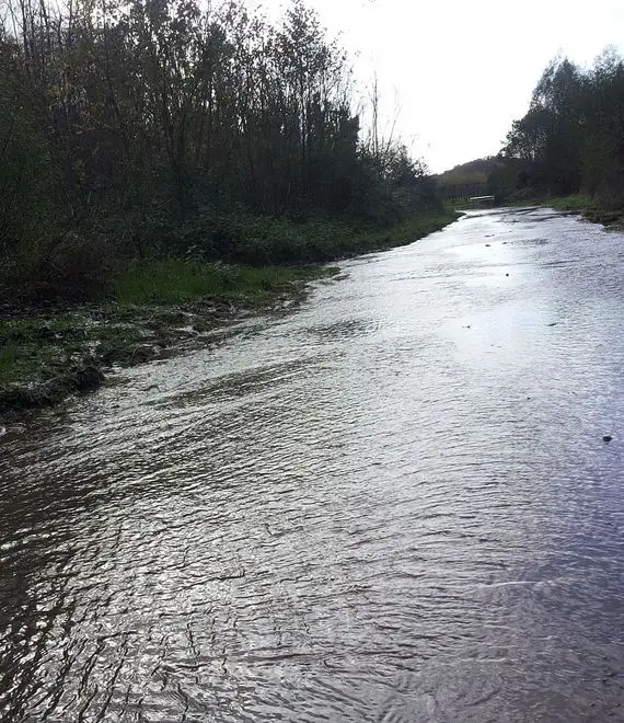 Un torrente invade una delle strade del monte Calvario