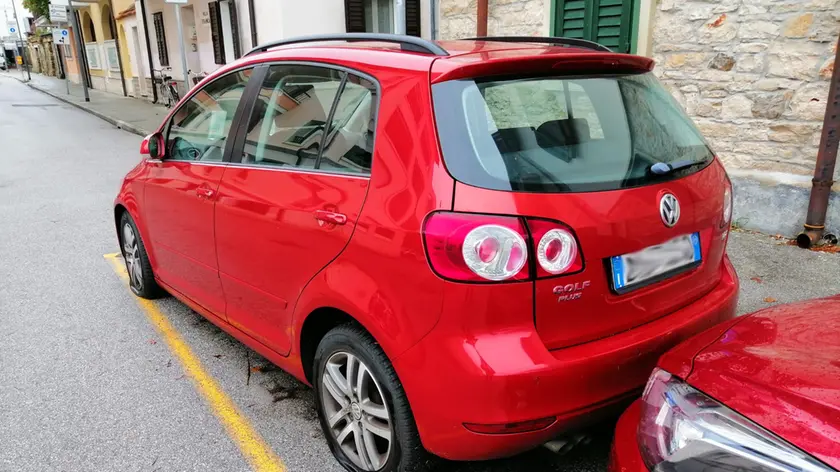 Una delle auto prese di mira