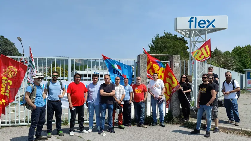Alcuni lavoratori davanti ai cancelli della Flex venerdì 13 maggio. Foto Lasorte