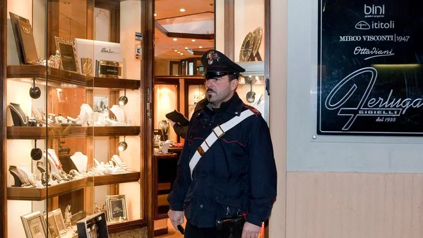 I carabinieri davanti alla gioielleria di San Giacomo il 13 dicembre 2012