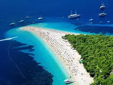 La più bella spiaggia di Brazza, lo Zlatni Rat pieno di turisti, un’immagine che oramai resterà un ricordo