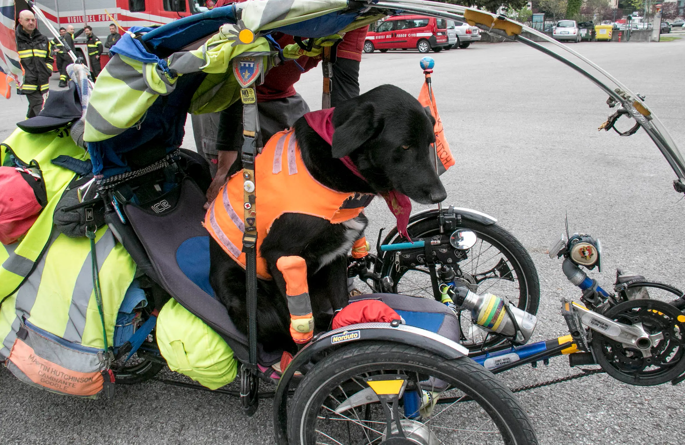 Bonaventura Monfalcone-13.04.2019 Giro del mondo in bicicletta di Martin Hutchinson e Starsky-Caserma di vigili del fuoco-Monfalcone-foto di Katia Bonaventura
