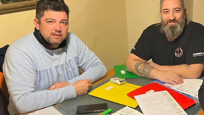 Stefano Puzzer e Andrea Donaggio mostrano la contabilità dei fondi raccolti dal comitato La gente come noi