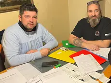 Stefano Puzzer e Andrea Donaggio mostrano la contabilità dei fondi raccolti dal comitato La gente come noi