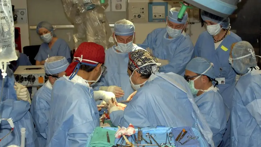 Chirurghi impegnati in un'operazione chirurgica in una foto d'archivio senza data. Violano il codice deontologico i medici che sottopongono ad interventi pazienti "inoperabili" e afflitti da patologie che lasciano loro solo poco tempo di vita, anche nel caso in cui sia stato proprio il paziente a dare il suo consenso informato all'operazione. Lo sottolinea la Cassazione. EPA/CLEVELAND CLINIC / HO EDITORIAL USE ONLY / NO SALES