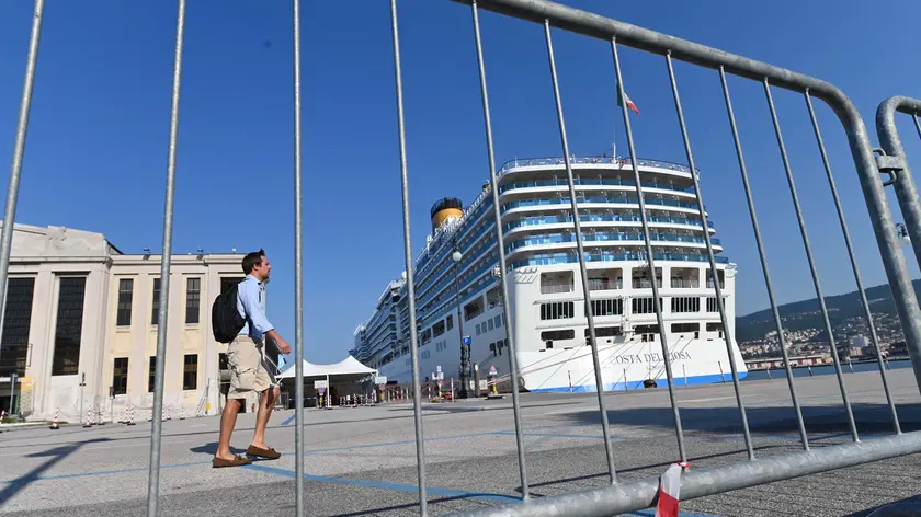 La Costa Deliziosa ormeggiata a Trieste. Foto Francesco Bruni