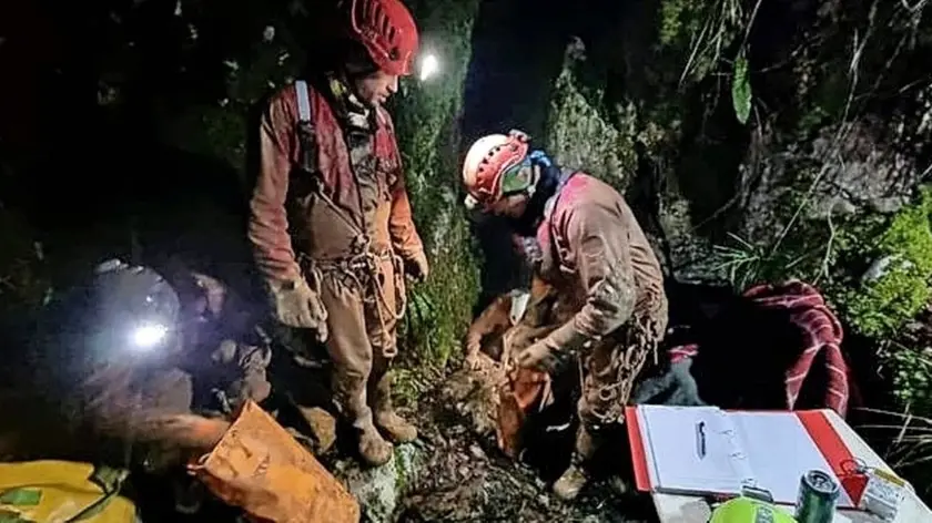 Le operazioni di salvataggio in grotta