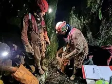 Le operazioni di salvataggio in grotta