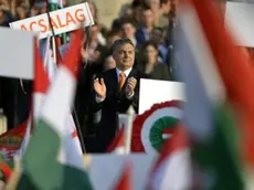 Viktor Orban (C), Hungarian Prime Minister and Chairman of the ruling centre-right Fidesz party, applauds during the election rally of Fidesz and its coalition ally Christian Democratic Peoples Party in Heroes Square in Budapest, Hungary, 29 March 2014. The parliamentary elections are held on 06 April 2014 in Hungary. ANSA/LASZLO BELICZAY