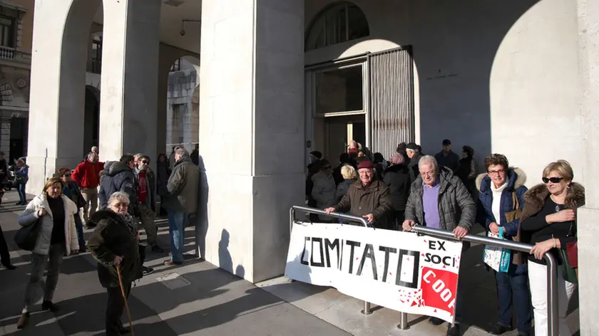 Lasorte Trieste 17/03/16 - Piazza Oberdan, Regione, Presidio Soci Risparmiatori Coop Operaie, Coopca