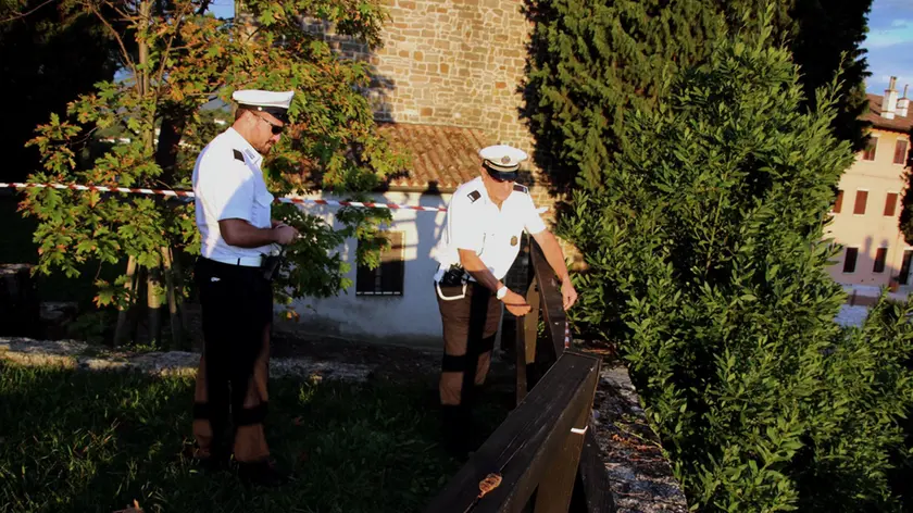 I vigili urbani transennano il bastione dov'è avvenuto l'incidente (foto Bumbaca)