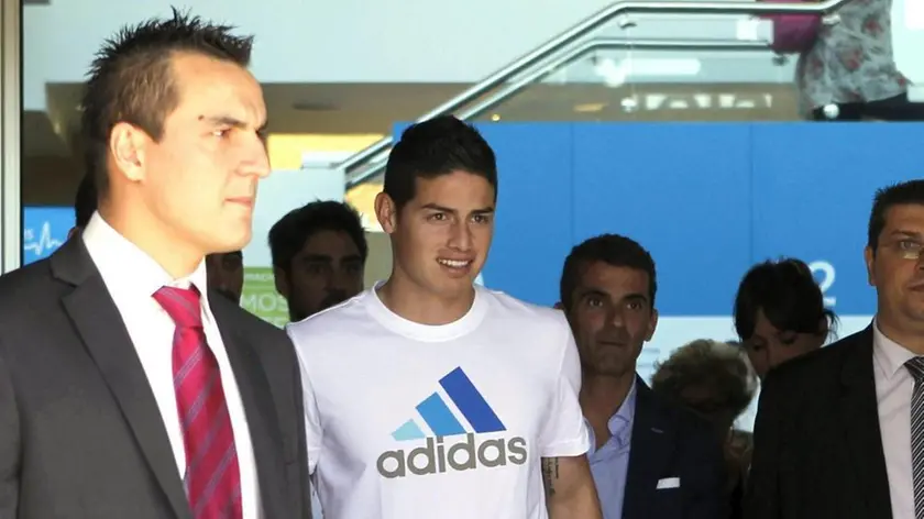 epa04326026 Colombian midfielder James Rodriguez leaves the hospital Sanitas La Moraleja after undergoing a medical examination, in Madrid, Spain, 22 July 2014. Real Madrid are planning to present World Cup top scorer James Rodriguez as their latest signing on 22 July 2014. EPA/Hugo Ortuno