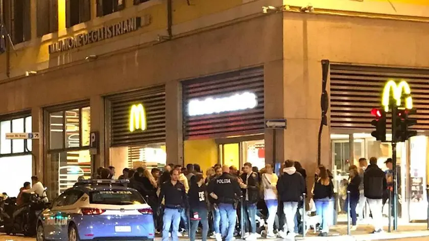 L'intervento della polizia in piazza Goldoni