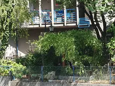 A destra la ringhiera azzurra che ha ceduto sul balcone