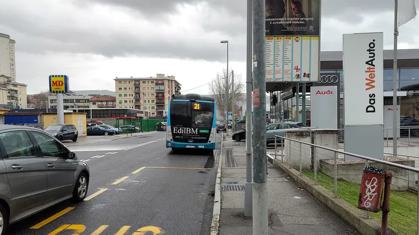 Il punto, all’altezza della fermata dell’autobus di via Flavia, dov’è avvenuta l’aggressione nei confronti del 58enne. Foto di Andrea Lasorte